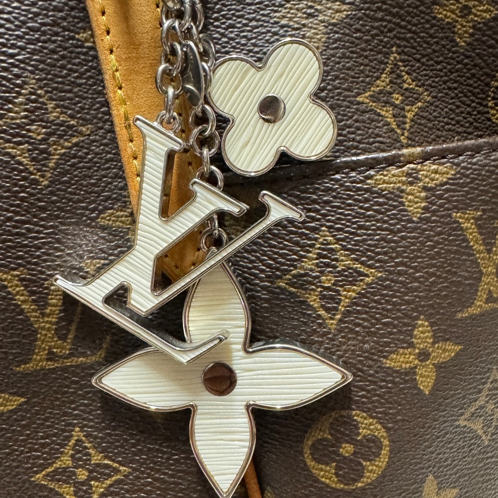 LOUIS VUITTON WHITE FLEUR DE EPI BAG CHARM ~Authentic